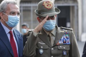 L’assalto alle farmacie per i tamponi fa cedere Figliuolo sugli orari extra