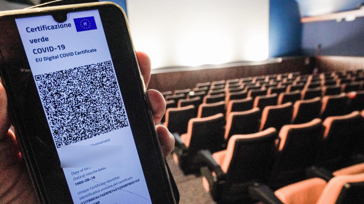 Green pass obsoleto: il centrodestra lo fermi