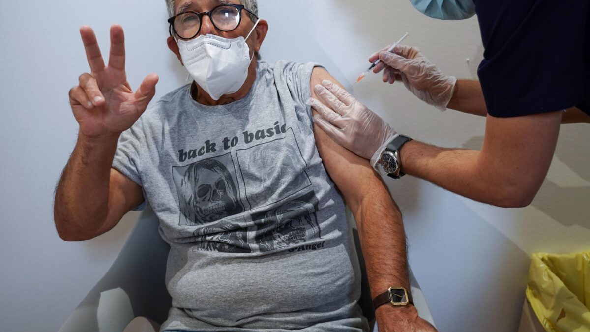 Dall’Ema ok alla terza dose per tutti e sì alla valutazione dei monoclonali