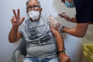 Dall’Ema ok alla terza dose per tutti e sì alla valutazione dei monoclonali