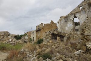 Lungo il cammino si incontrano ruderi carichi di storie che vanno raccontate