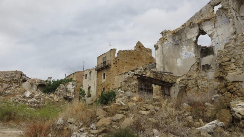 Lungo il cammino si incontrano ruderi carichi di storie che vanno raccontate