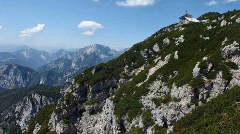 L'arrivo della funivia alla base radar operativa del Monte Scinauz di Pontebba (Udine)