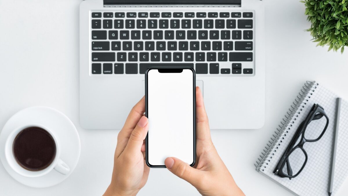Imparare a tacere per salvarsi dal caos dell’opinione continua