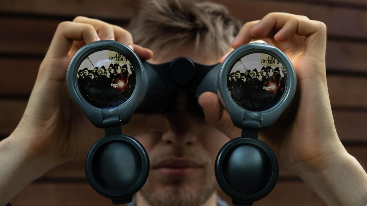 I camerati oramai non ci sono più. La sinistra è costretta a inventarseli