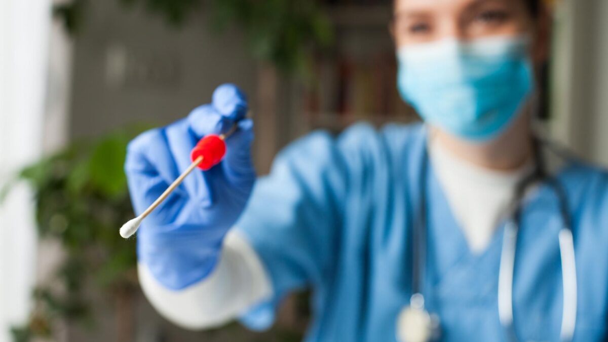Farmacie sommerse di richieste: «Fare i test a tutti sarà impossibile»