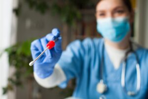 Farmacie sommerse di richieste: «Fare i test a tutti sarà impossibile»