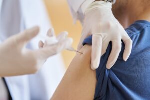 La terza dose avanza a piccoli passi. L’obbligo per tutti è dietro l’angolo