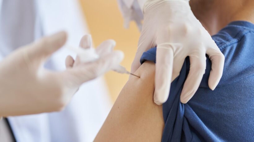 La terza dose avanza a piccoli passi. L’obbligo per tutti è dietro l’angolo
