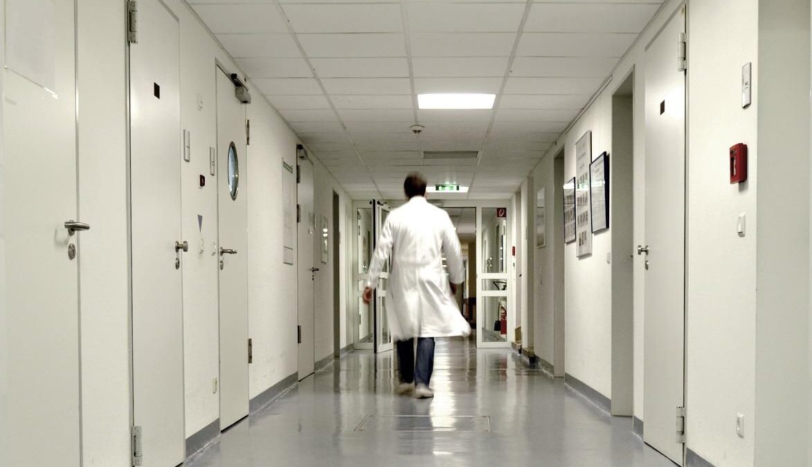 Facciamo scappare i medici italiani e chiamiamo i cubani