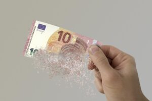 Avanza la guerra ai contanti. Malgrado la Bce