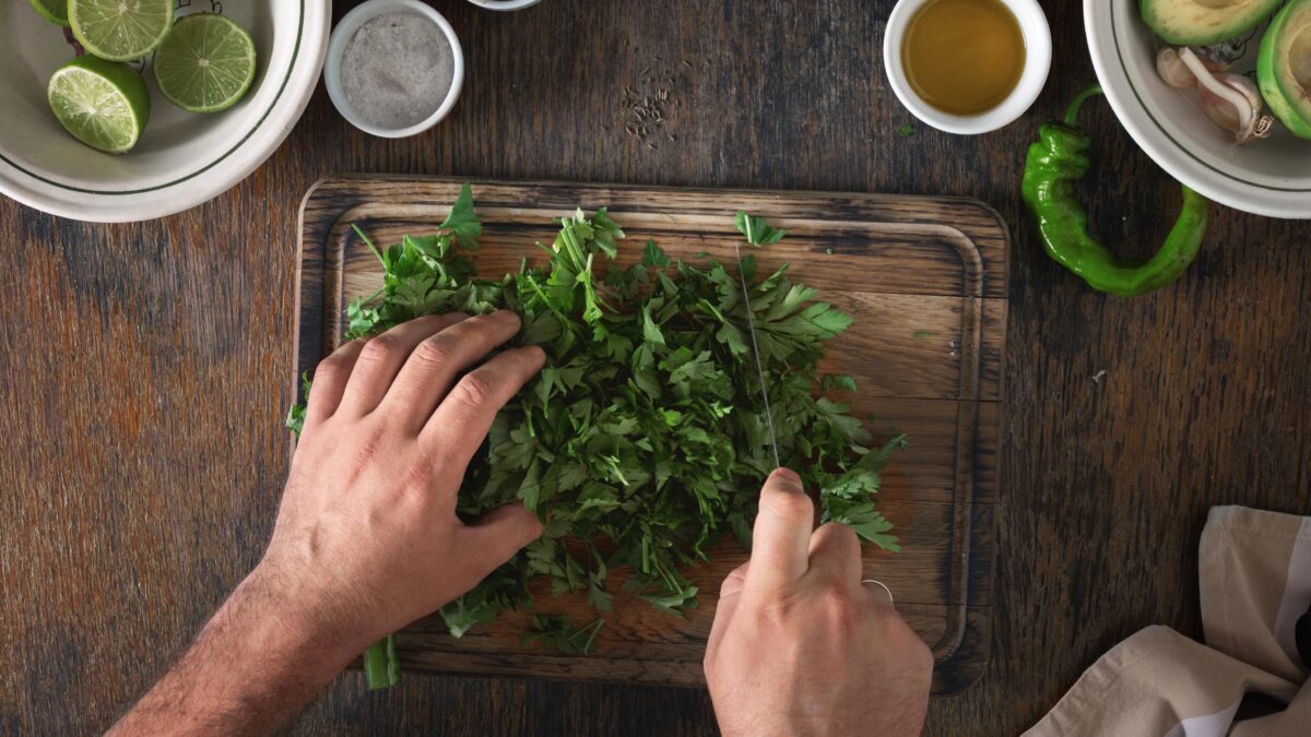 Prezzemolo tuttofare con carne, pesce e verdure (ma attenti a non usarne troppo)