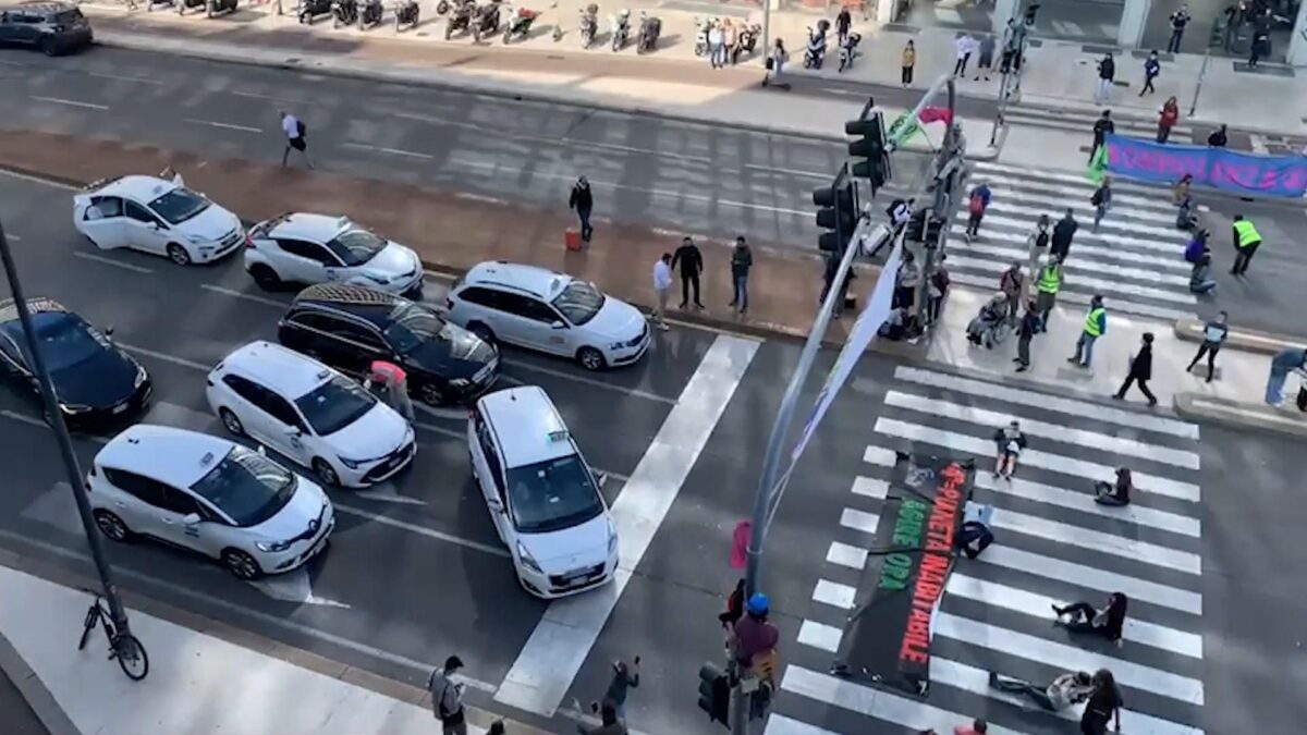 Noi paghiamo e Greta canta «Bella ciao»
