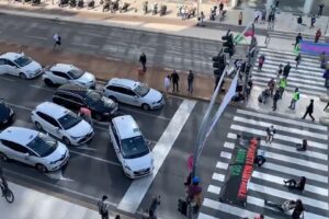 Noi paghiamo e Greta canta «Bella ciao»