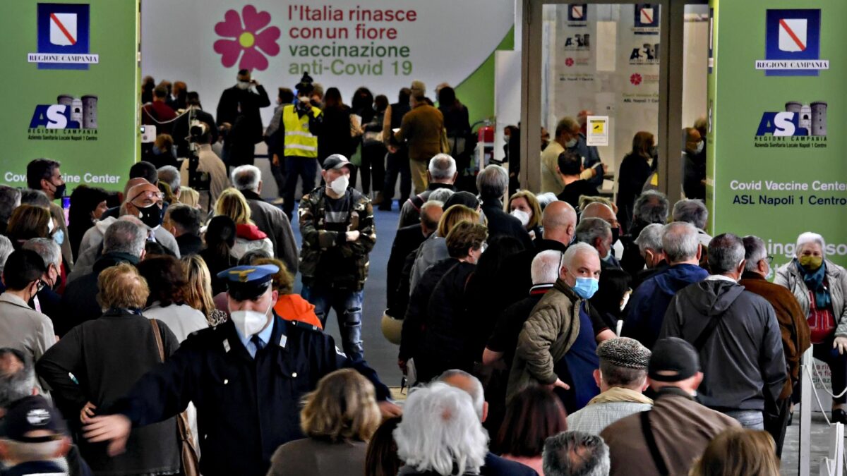 Lo «strano» miracolo: attribuiti al pass 560.000 vaccinati in più
