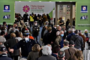 Lo «strano» miracolo: attribuiti al pass 560.000 vaccinati in più