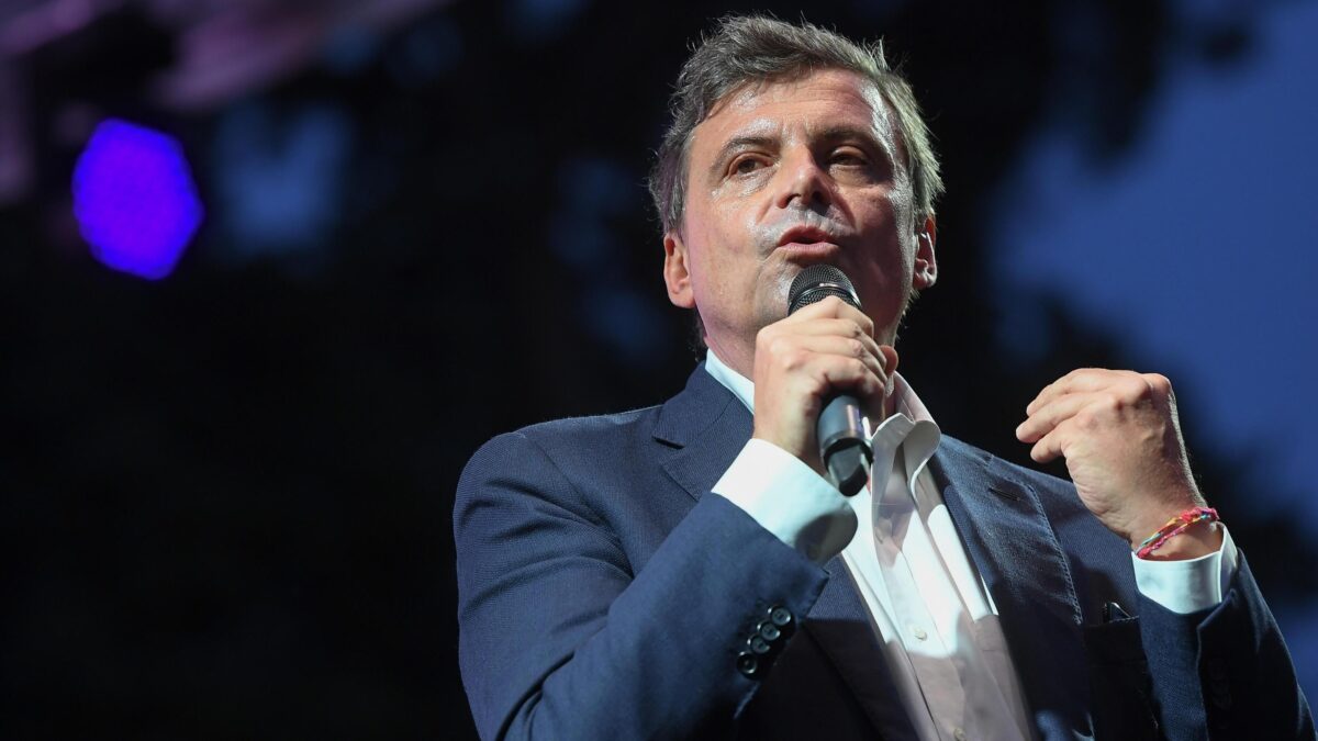 La piazza «apolitica» diventa un comizio. Così persino Calenda scarica la Cgil