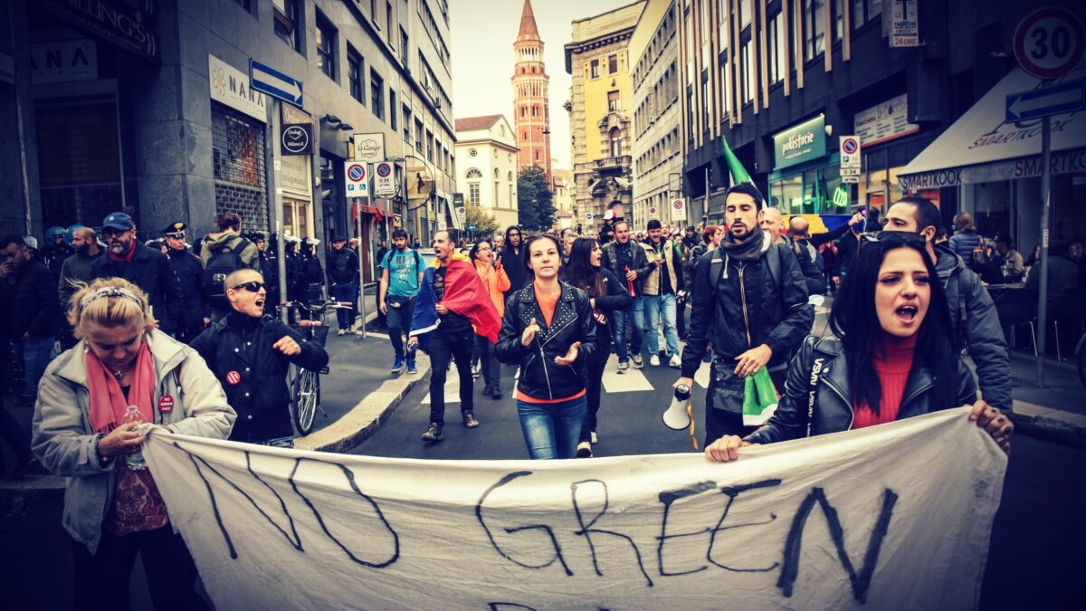 Mezza Italia in piazza contro il green caos