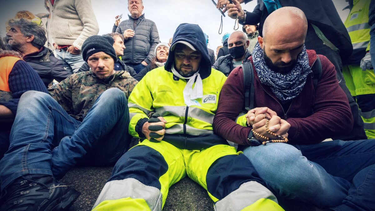 I camalli non mollano nonostante gli idranti: «Il governo ci incontri»
