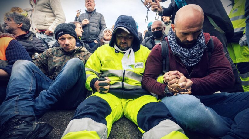 I camalli non mollano nonostante gli idranti: «Il governo ci incontri»