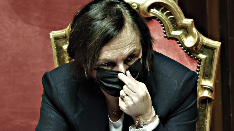Lady Viminale in Aula nega complotti. Salvini: «Figura meschina mondiale»