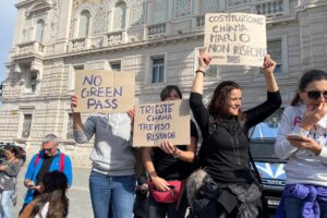 Il ricatto che soffoca ogni formadi dissenso