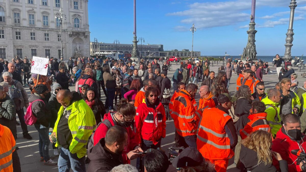 La piazza risponde ai camalli triestini. Roma fischia green pass e Lamorgese