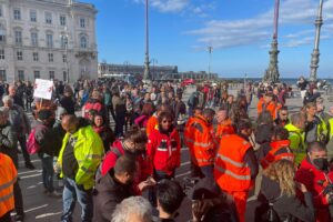 La piazza risponde ai camalli triestini. Roma fischia green pass e Lamorgese