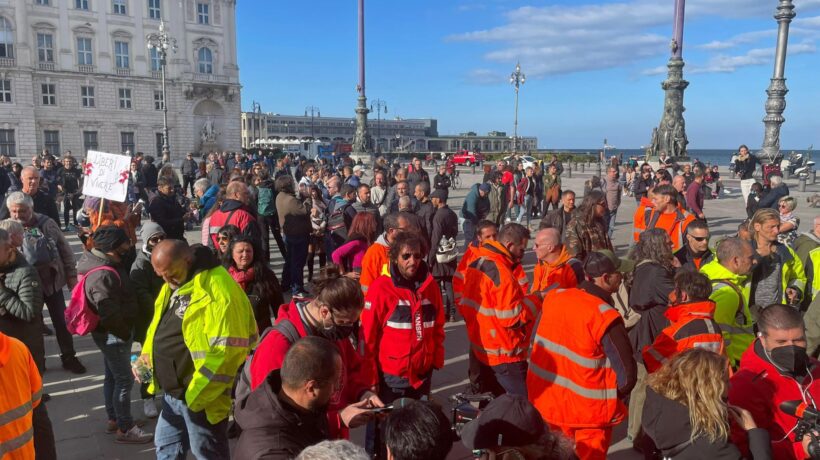 La piazza risponde ai camalli triestini. Roma fischia green pass e Lamorgese