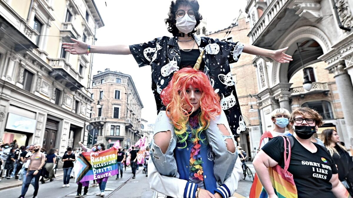 La sinistra bifronte denigra i portuali ma loda la piazza Lgbt