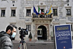 Con la scusa della «responsabilità» vietano il dibattito sul green pass