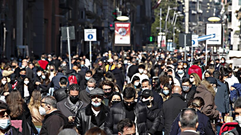 Rispunta l’idiozia delle mascherine all’aperto