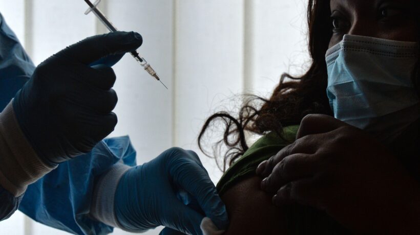 I talebani del vaccino si incartano sulle dosi
