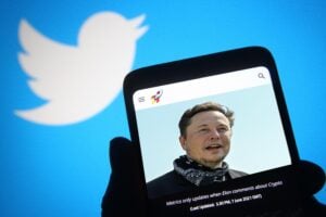 Dal sondaggio sulle azioni in vendita alle ironie sul comunismo: tutte le follie social di Musk