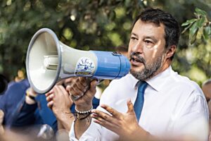 Salvini mette a tacere la Lega malpancista. «Comando io, avanti col sovranismo in Ue»