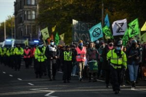 L’ultimo delirio green: il cambio del clima causa stupri di massa