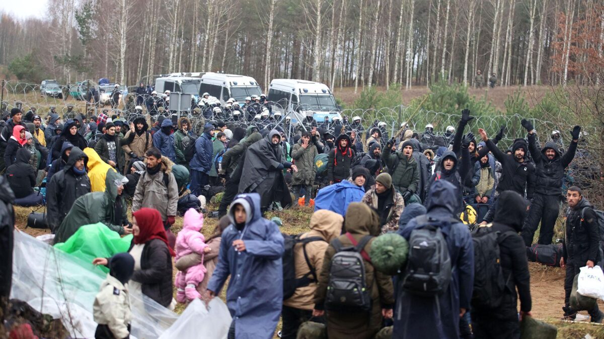 Orde di immigrati al confine polacco. La Bielorussia ricatta l’Ue immobile