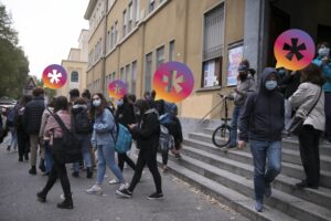 Nelle scuole non s’impara più l’italiano corretto. Però trionfano gli asterischi
