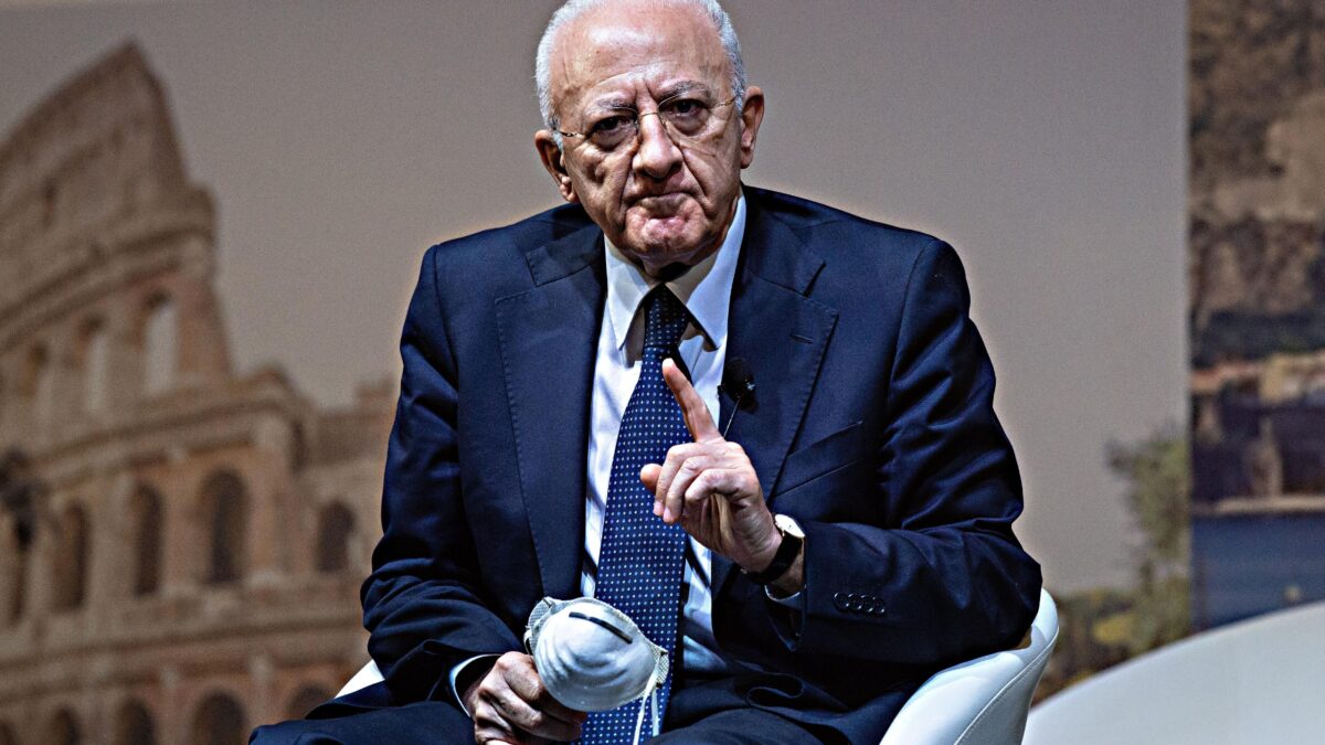 De Luca indagato per gli appalti alle coop