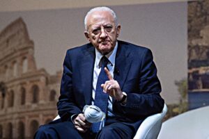 De Luca indagato per gli appalti alle coop