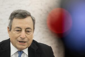 Draghi ha fretta di approvare il decreto Concorrenza. Tensioni per spiagge e taxisti