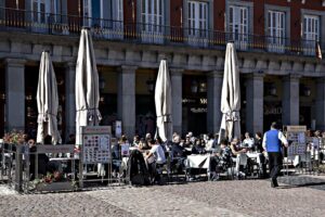 La Spagna schiva l’ondata senza card