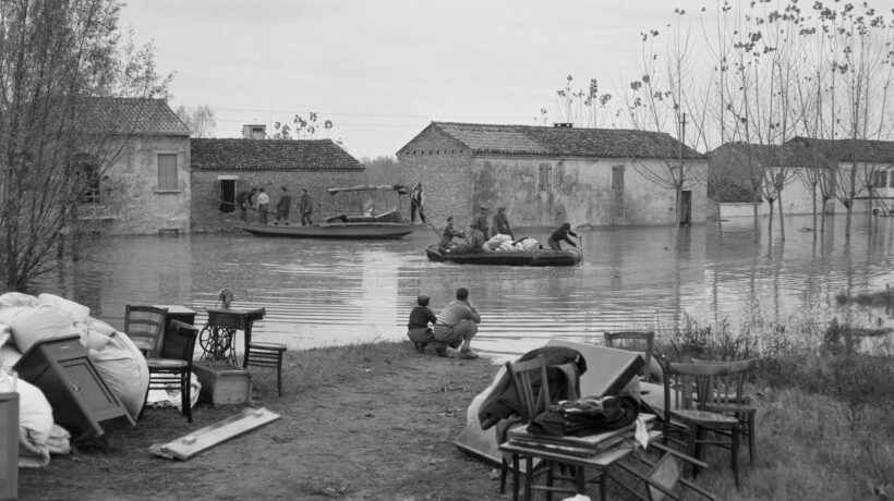 Le masserizie dei senzatetto dopo l'alluvione (Getty Images)