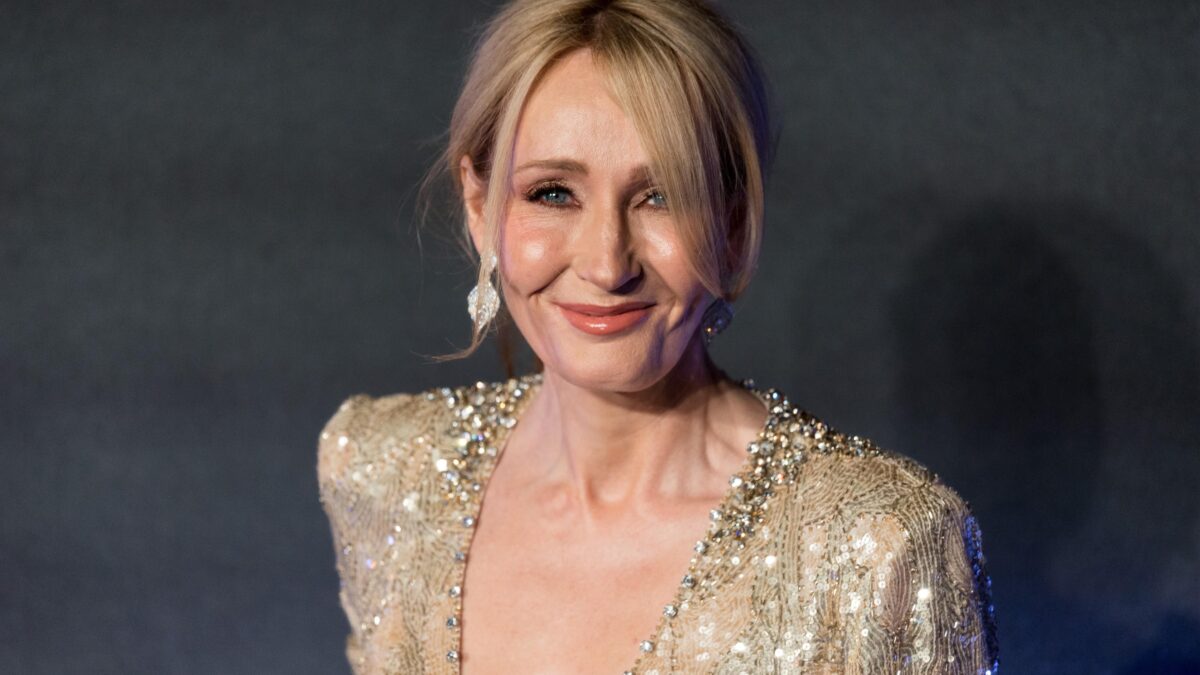 Persecuzione trans contro la Rowling. Il suo indirizzo regalato agli odiatori