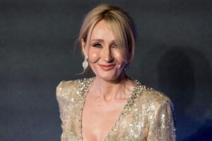 Persecuzione trans contro la Rowling. Il suo indirizzo regalato agli odiatori