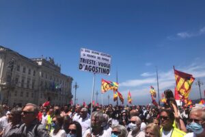 Trieste vieta i cortei. «È ora di comprimere il diritto di protesta»