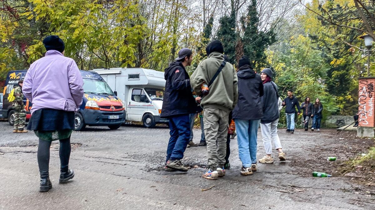Tutto concesso agli sbandati: in 6.000 al rave illegale. Poliziotti presi a sassate