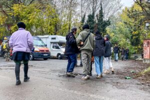 Tutto concesso agli sbandati: in 6.000 al rave illegale. Poliziotti presi a sassate
