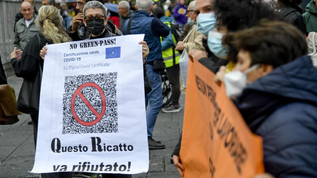 Pericolosi golpisti o vigliacchi? Il pensiero unico sbanda sui no pass