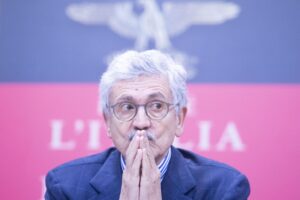 «La Cina è aggredita e reagisce». Meno male che c’è Max a difenderla